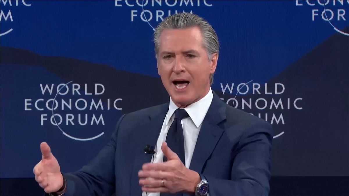 Je jako T-rex, neplazte se před ním! Guvernér Kalifornie se v Davosu pustil do Trumpa i evropských lídrů